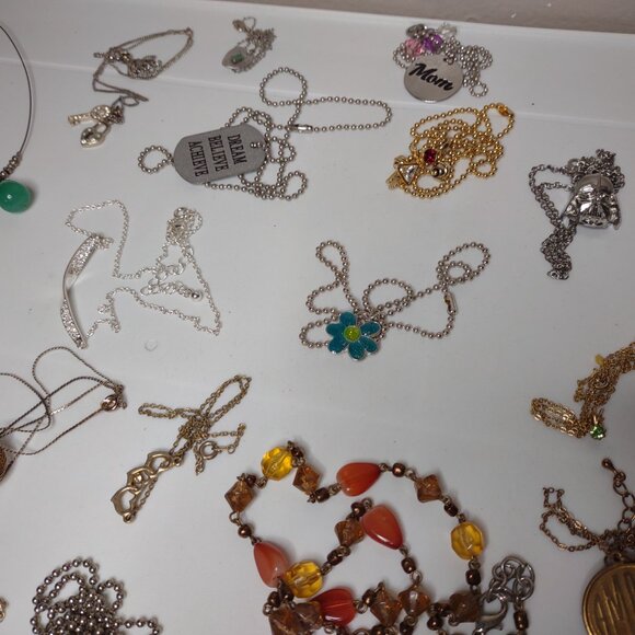 Lot Of Over 30 Pendant Necklaces - Picture 10 of 16